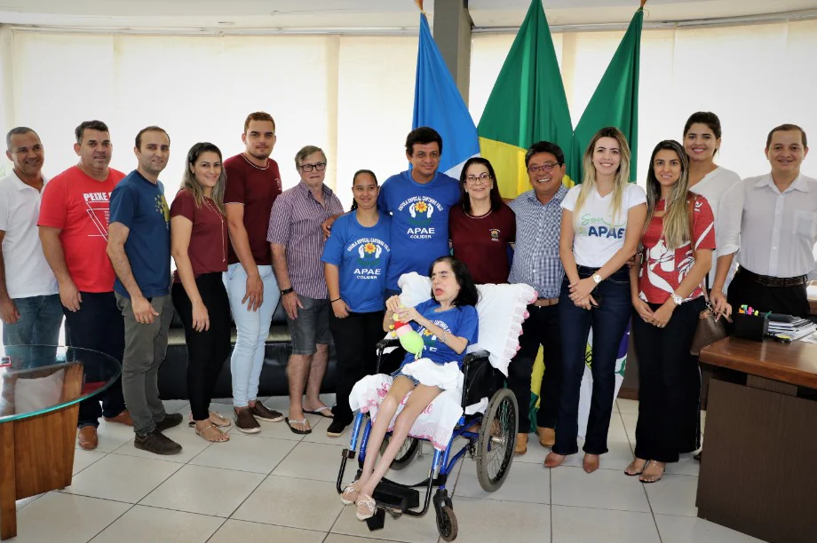 Flavinha com representantes e atendidos da APAE de Colíder