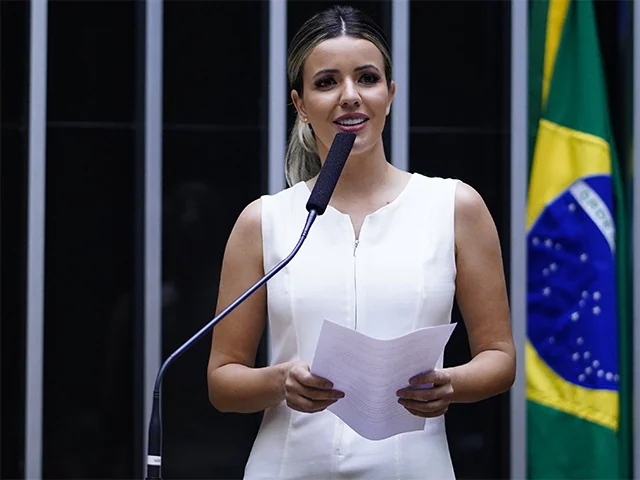 Flavinha discursando na tribuna da Câmara dos Deputados